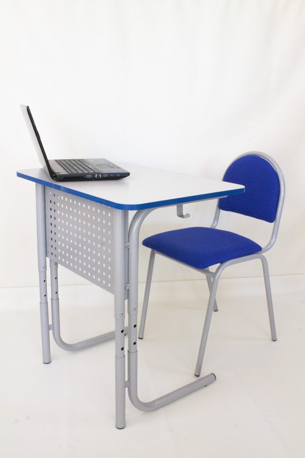 Стол 1-местный регулируемый кр.тр. 5-7 гр. (ЛДСП "серый", кр. синяя; экран - перф., м/к серый)