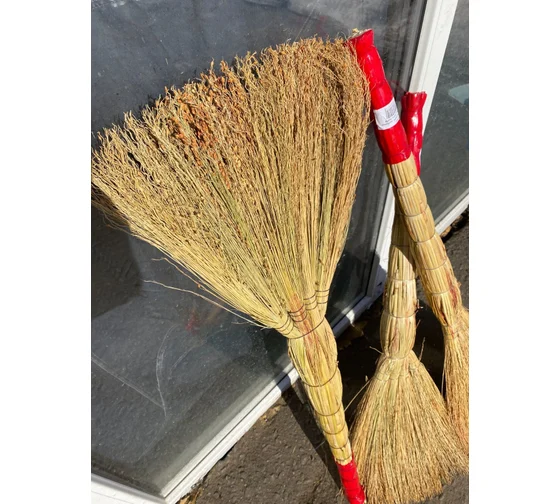 Веник ЛЮКС 4-х лучевой, стальная пловолка, красная ручка, Узбекистан