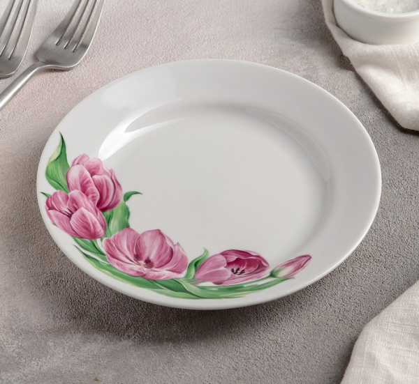 Тарелка «Розовые тюльпаны», d=17,5 см, белая, фарфор
