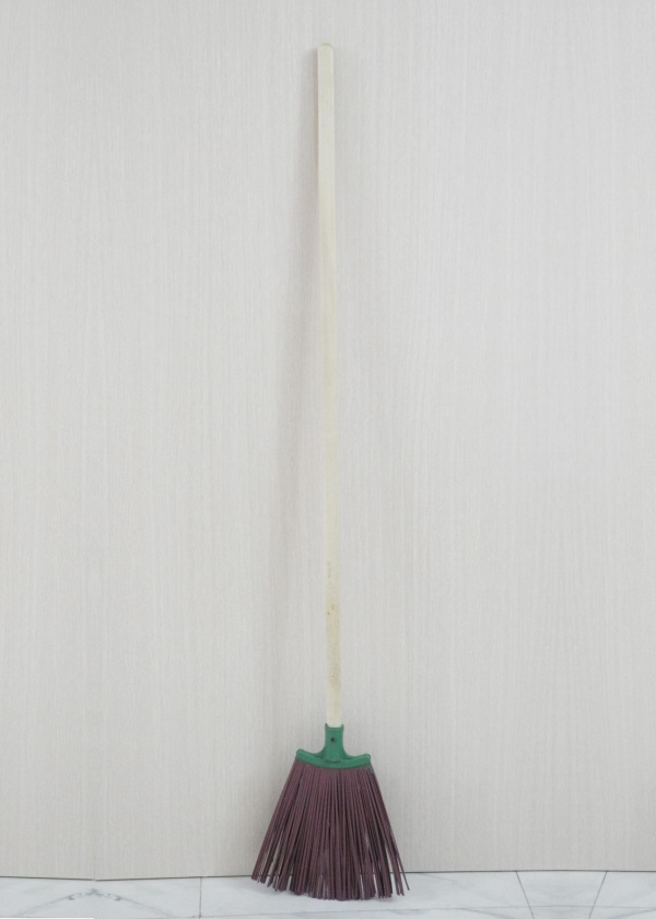 Метла пластик плоская уличная, березовый черенок L-1200мм, в/с 