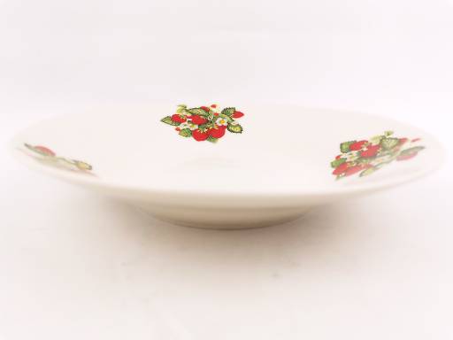 Тарелка суповая 20см. Клубника