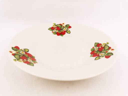 Тарелка суповая 20см. Клубника